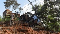 Sebuah mobil mengalami kerusakan cukup parah akibat banjir dan longsor yang melanda kawasan tenggara Brasil pada Senin (27/1/2020) kemarin.