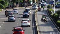 Terlihat pengendara motor langsung menghindari polisi saat masuk jalur TransJakarta.