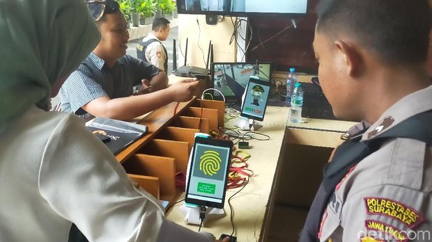 Polrestabes Surabaya Punya Buku Digital untuk Meregistrasi Tamu yang Datang