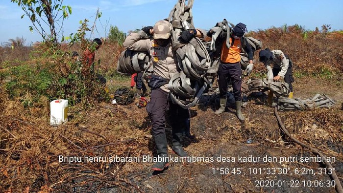 DOK. ISTIMEWA/  Kapolres Bengkalis AKBP Sigit Adiwuryanto terjun langsung ke lokasi untuk memotivasi tim gabungan berjibaku memadamkan api.