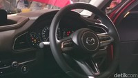 Geser ke bagian interior, desain kabin CX-30 diposisikan simetris secara horizontal. Setiap elemen pada panel instrumen dirancang dengan sudut yang menghadap pengemudi untuk lebih memberikan kesan menyatu antara pengemudi dengan mobil, serta kemudahan dalam pengoperasian. Foto: Luthfi Anshori