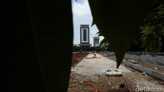 Pengerjaan revitalisasi Monas munculkan pro dan kontra di masyarakat. Meski diminta dihentikan sementara waktu, proyek revitalisasi itu masih terus berjalan.