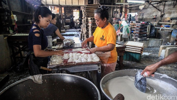 Menengok Pembuatan Tahu di Pondok Labu Jakarta Selatan Para perajin tahu beraktivitas di pabrik pembuatan tahu yang berada di kawasan Pondok Labu, Jakarta Selatan, Selasa, (28/1/2020). Permintaan makanan olahan tersebut terus menggembirakan meski masih tergantung suplai bahan baku kedelai.