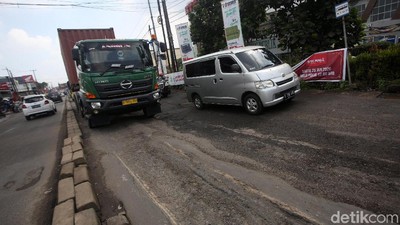 Hati-hati! Jalan di Kawasan Bekasi Rusak dan Berlubang