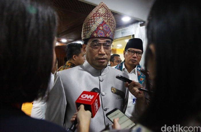 Menhub Budi Karya Sumadi bersama Menteri PUPR Basuki Hadimuljono hadiri rapat evaluasi mudik Nataru di DPR. Menhub tampak kenakan pakaian adat di rapat tersebut