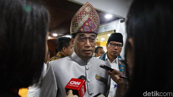 Pakai Baju Adat, Menhub Budi Karya Hadiri Rapat Evaluasi Mudik
