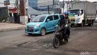Jalan yang rusak tersebut membuat para pengendara harus berhati-hati saat melintasi jalan itu. Tak sedikit pengendara motor yang memilih menghindari jalan yang berlubang agar tak kehilangan saat berkendara.