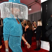 Datang ke Grammy Awards 2020, Billy Porter tampil eksentrik dengan topi bertirai. Uniknya, tirai kristal itu secara otomatis bisa terbuka sendiri. Topi birunya dengan kristalnya tersebut matching dengan busananya malam itu. Billy tampil bodysuit biru dengan bagian bawah beronce kristal. Bodysuitnya tersebut dipadankan dengan bolero senada.  Penampilannya disempurnakan dengan aksesori yang tak kalah bling-bling. Ia menggunakan sepatu tinggi perak dengan aksen kristal dan clutch kristal fringe. Foto Getty Images
