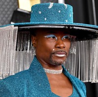 Topi ini menggunakan microcontroller yang mirip dengan Arduino. Sistemnya menggerakkan motor dan menangani radio pemancar. Sistem pemancar dan penerimanya yang kami buat telah digunakan untuk tur Taylor Swift, Katy Perry, Lady Gaga, Mariah Carey, dan situasi lainnya yang membutuhkan mengirim data secara nirkabel, jelas Dave Sheinkopf, insinyur di balik teknologi topi canggih Billy Porter.  Foto: dok. Getty Images