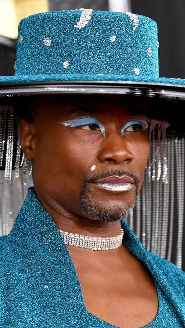 Topi ini menggunakan microcontroller yang mirip dengan Arduino. Sistemnya menggerakkan motor dan menangani radio pemancar. Sistem pemancar dan penerimanya yang kami buat telah digunakan untuk tur Taylor Swift, Katy Perry, Lady Gaga, Mariah Carey, dan situasi lainnya yang membutuhkan mengirim data secara nirkabel, jelas Dave Sheinkopf, insinyur di balik teknologi topi canggih Billy Porter.  Foto: dok. Getty Images