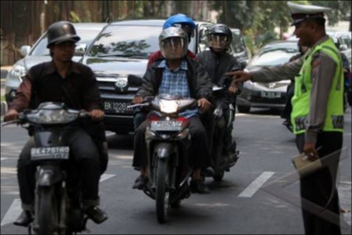 Kewajiban Menyalakan Lampu Motor Siang Hari