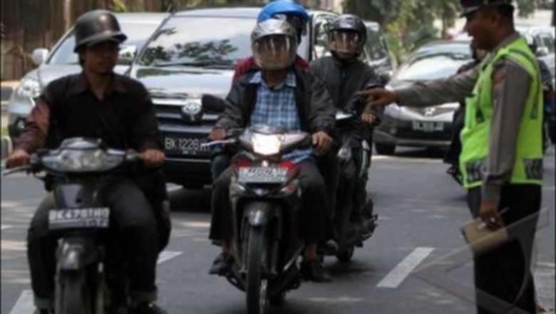 Kewajiban Menyalakan Lampu Motor Siang Hari Kewajiban Menyalakan Lampu Motor Siang Hari