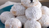 Donat mini dengan taburan gula halus ini sangat terlihat lucu ketika diedit memiliki wajah anjing. Berwarna putih, donat mini ini jadi mirip sekali dengan anak anjing. Foto: Istimewa / Insider