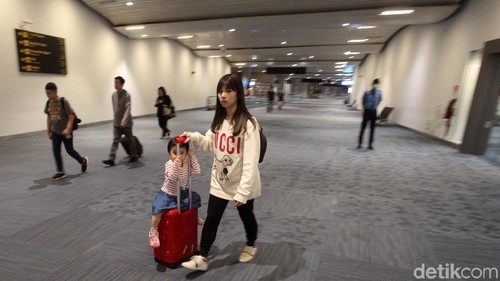 Pengawasan penumpang pesawat dari China melalui Bandara Soekarno-Hatta diperketat. Ini menyusul adanya virus Corona yang bermula dari Kota Wuhan, China.