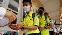 Pihak sekolah pun mengimbau para siswanya untuk membersihkan tangan sebelum memulai aktivitas belajar mengajar di ruang kelas untuk menghindari kontak dengan virus corona jenis baru tersebut.