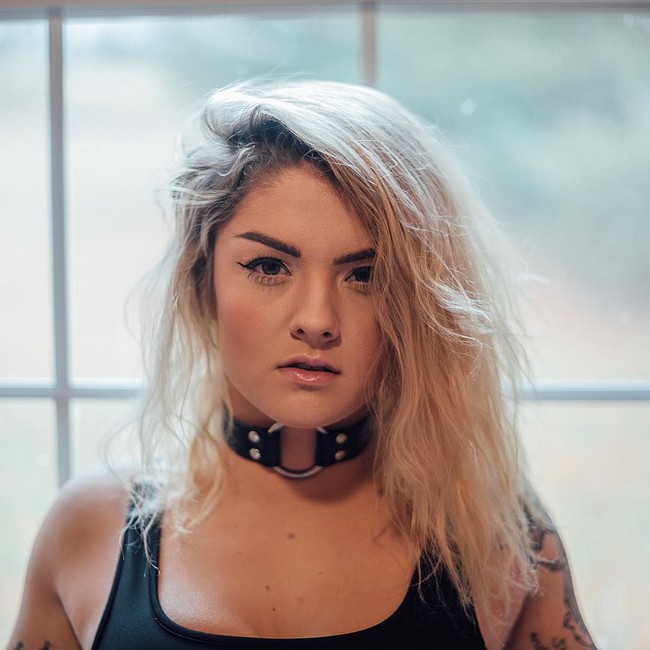 Begitu banyak dari kita menderita luka perang yang disebut PTSD, depresi, kecemasan. Sebagai anggota layanan, kita menyembunyikan rasa sakit kita di balik kepuasan sementara, karena menjaga kesehatan mental harus bisa diandalkan di lingkungan kerja kita, terang Aleen Foto: Instagram