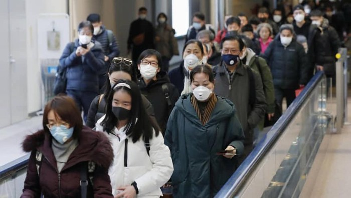 Ilustrasi Virus Corona Passengers arriving from the Chinese city of Wuhan arrive at Narita Airport in Chiba, Japan in this photo taken by Kyodo January 23, 2020. Mandatory credit Kyodo/via REUTERS ATTENTION EDITORS - THIS IMAGE WAS PROVIDED BY A THIRD PARTY. MANDATORY CREDIT. JAPAN OUT. NO COMMERCIAL OR EDITORIAL SALES IN JAPAN