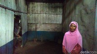 Saya juga bersihkan rumah ini tapi ya tidak setiap hari, kata tetangga yang biasa membantu Sukiyah, Wagiyem (65) saat mengunjungi rumah ini.