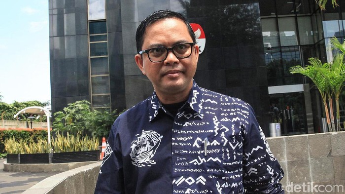 Komisioner KPU Viryan Azis memenuhi panggilan KPK untuk menjalani pemeriksaan. Ia diperiksa sebagai saksi untuk tersangka Wahyu Setiawan.