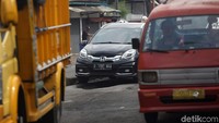 Jalan utama menuju jalur Pantura dan Tol Jakarta Cikampek tersebut kondisinya rusak dan berlubang.