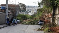Banjir dan longsor yang melanda kawasan tenggara Brasil tak hanya merusak rumah maupun kendaraan tetapi juga menimbun jalan sehingga membuat akses transportasi menjadi terganggu.