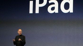 Steve Jobs yang mempekenalkan langsung iPad. Foto: Justin Sullivan/Getty Images