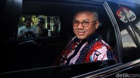 Arief Budiman melemparkan senyum kepada awak media usai diperiksa KPK, Jakarta, Selasa (28/1/2020).
