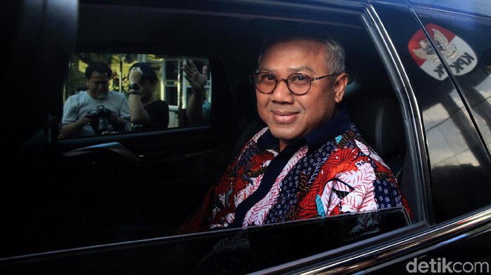 Ketua KPU Arief Budiman memenuhi panggilan KPK terkait kasus dugaan suap PAW anggota DPR yang menjerat eks Komisioner KPU Wahyu Setiawan.