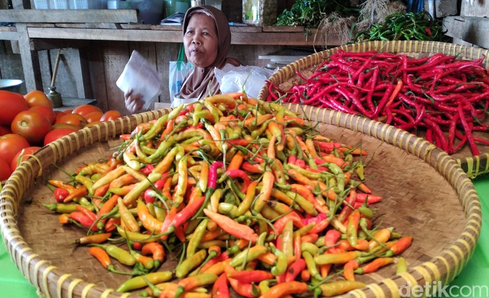 Harga cabai rawit merah di Pasar Wates Mariyem, Kulon Progo, masih di kisaran Rp 60 ribu hingga Rp 80 ribu per kilogramnya. Kenaikan harga ini sudah terjadi lebih dari sepekan.