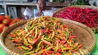 Pedagang mengatakan harga cabai setan dipatok Rp 70 ribu per kilogramnya. Namun untuk eceran dia mematok Rp 80 ribu. Langkah ini dilakukan karena permintaan pasar mengalami penurunan.