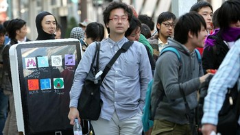 Tidak hanya di Amerika Serikat, antrean mengular pun terlihat di sejumlah negara, salah satunya di Tokyo. Foto: Kiyoshi Ota/Getty Images