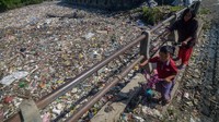 Sampah tak hanya terlihat di area Sungai Citepus, di bagian jembatan penyeberangan yang berada di dekat sungai tersebut juga tampak sampah berserakan sehingga menghasilkan bau tak sedap dan mengganggu kenyamanan para pengguna jalan.