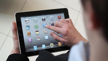 Apple berhasil merevolusi pasar tablet dunia dengan iPad. Foto: Peter Macdiarmid/Getty Images