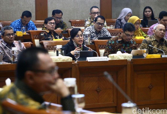 Menteri Keuangan Sri Mulyani Indrawati hadiri rapat kerja bersama Komisi XI DPR RI. Sri Mulyani membahas kondisi ekonomi di tahun 2020.