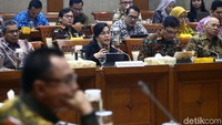 Menteri Keuangan Sri Mulyani Indrawati pagi ini mengikuti rapat kerja (raker) bersama Komisi XI DPR RI.