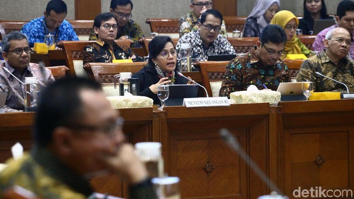 Menteri Keuangan Sri Mulyani Indrawati hadiri rapat kerja bersama Komisi XI DPR RI. Sri Mulyani membahas kondisi ekonomi di tahun 2020.