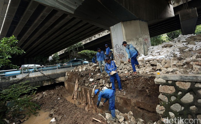 Antisipasi Banjir Tanggul Latuharhary Diperkuat