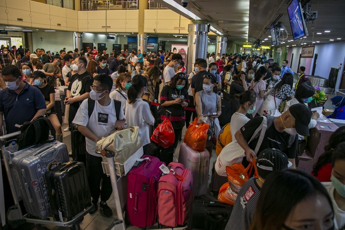 Ratusan Wisatawan China Dipulangkan dari Batam Sejumlah wisatawan asing asal China antre di konter lapor diri (check-in) Terminal Keberangkatan Bandara Hang Nadim, Batam, Kepulauan Riau, Selasa (28/1/2020). Agen biro perjalanan China memulangkan ratusan wisatawannya yang sedang berkunjung di Batam menyusul merebaknya wabah virus Korona, selain itu pihak Bandara Hang Nadim juga menghentikan sementara penerbangan dari China ke Batam sampai batas waktu yang belum ditentukan. ANTARA FOTO/M N Kanwa/wsj.