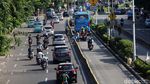 Hindari Polisi, Pemotor Nekat Lawan Arah di Jalur TransJakarta