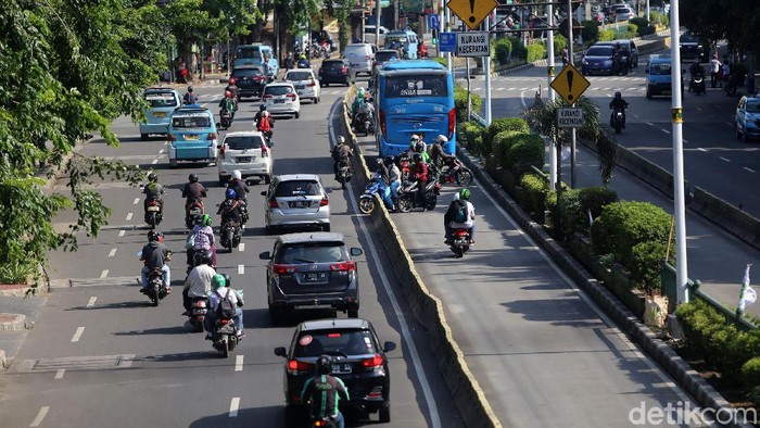 Sejumlah pengendara motor masih saja nekat terobos jalur TransJakarta. Dihadang polisi, mereka langsung putar balik dan lawan arah.