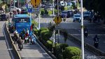 Hindari Polisi, Pemotor Nekat Lawan Arah di Jalur TransJakarta