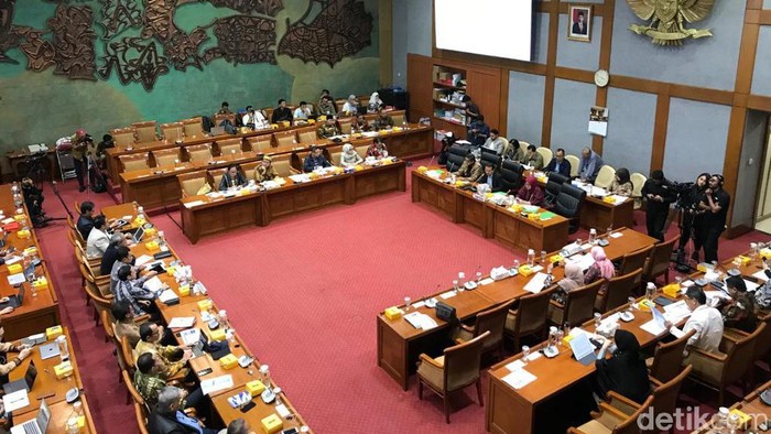 Mendikbud Nadiem Makarim menghadiri rapat Komisi X DPR (Mochamad Zhacky/detikcom)