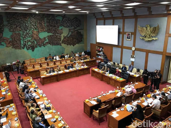 Mendikbud Nadiem Makarim menghadiri rapat Komisi X DPR (Mochamad Zhacky/detikcom)