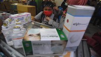 Menurut pedagang penjualan masker mengalami peningkatan hingga tiga kali lipat dibanding hari biasa pasca mewabahnya virus corona. ANTARA FOTO/Indrianto Eko Suwarso.