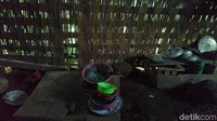 Di bagian dalam rumah, di ruang pertama terlihat tanah menimbun kotoran yang tadinya berserakan di alas rumah Sukiyah. Pembersihan dilakukan seadanya. Sebab kata warga, rumah tersebut rencananya akan direnovasi. Setelah ruang pertama ada dapur dan kamar tidur. Tidak banyak barang yang ada di rumah Sukiyah. Ia benar-benar hidup seadanya dengan minim fasilitas, dapur pun tidak bisa dipakai oleh Sukiyah.
