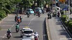 Hindari Polisi, Pemotor Nekat Lawan Arah di Jalur TransJakarta
