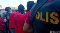 Dari lima orang pelaku, polisi berhasil mengamankan tiga orang pelaku sedangkan dua orang lainnya masih dalam pencarian dan masuk dalam daftar pencarian orang (DPO).