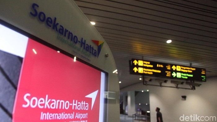Pengawasan penumpang pesawat dari China melalui Bandara Soekarno-Hatta diperketat. Ini menyusul adanya virus Corona yang bermula dari Kota Wuhan, China.