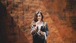 Pose Cantik Cyandyana Lorens, Eks Pramugari Garuda Saat Nikmati Minuman