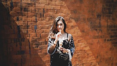 Pose Cantik Cyandyana Lorens, Eks Pramugari Garuda Saat Nikmati Minuman